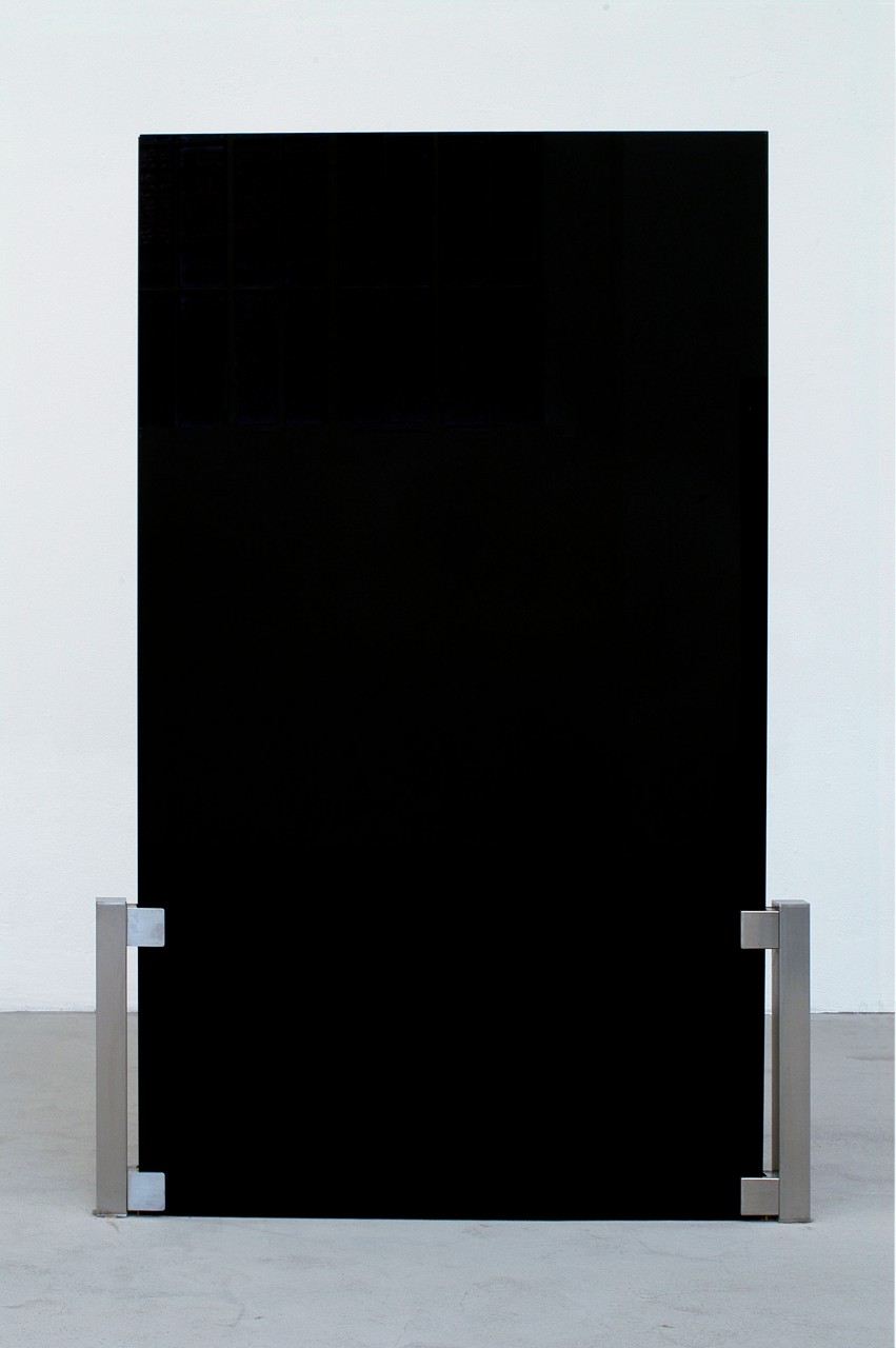 Yuki Kimura, <i>Untitled (trap)</i>, 2013, glass, lacquered glass, stainless steel, 170 x 114 x 6 cm. Courtesy of the artist and Gluck50. Ph. Raph Meazza