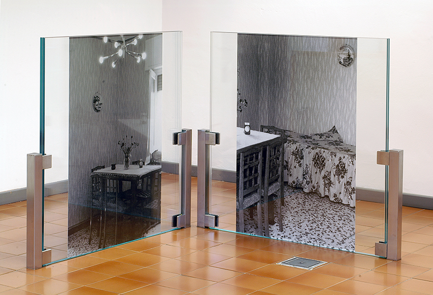Yuki Kimura, <i>Corner Diptych</i>, 2013, two gelatin silver prints mounted on aluminum, glass, stainless steel, 100,5 x 121 x 121 cm. Courtesy of the artist and Gluck50. Ph. Raph Meazza