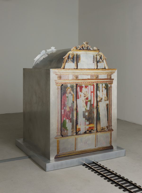 Marina Pinsky ‘Altarpiece of the Maestro del Trittico di Sant’Antonio Abate’ 2018, aluminum, UV print on aluminum, polyester vellum, aluminum tape, digital video file, wide-format digital projector, projector mount, mirror. Courtesy the artist and Gluck50